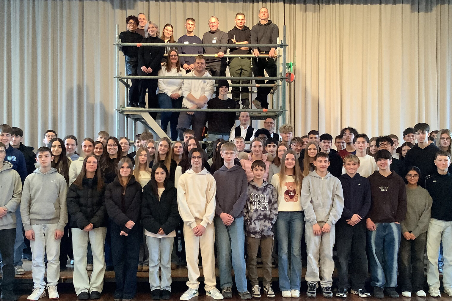 Gruppenfoto vom Handwerkstag an der Realschule Sundern mit Schülern und Betriebsvertretern. 