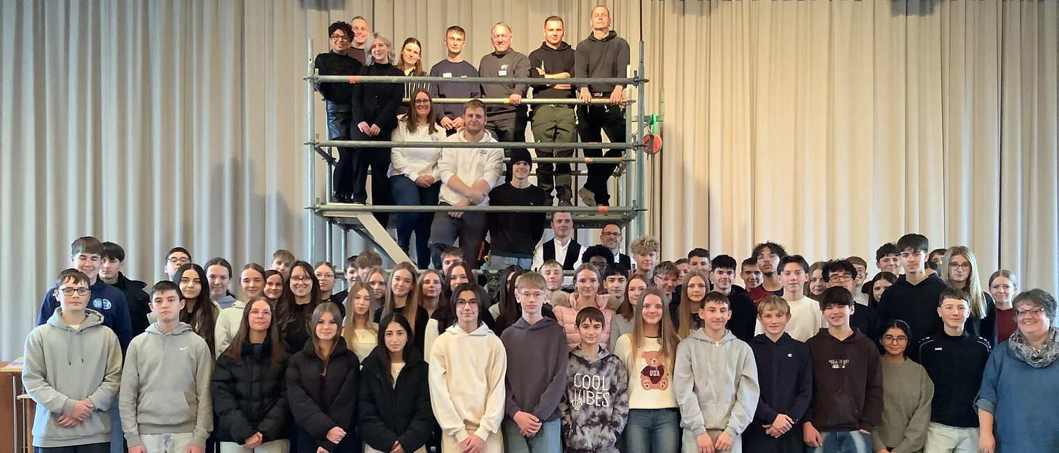 Gruppenfoto vom Handwerkstag an der Realschule Sundern mit Schülern und Betriebsvertretern. 