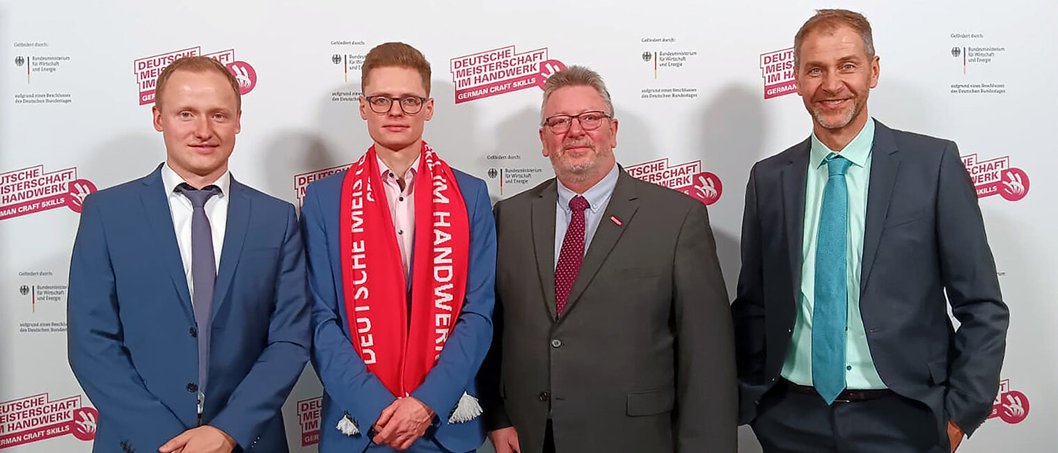 DMH-Bundessieger David Giersbach gemeinsam mit HwK-Vizepräsident Michael Neuhaus sowie Christian Vogel und Philip Höhmann