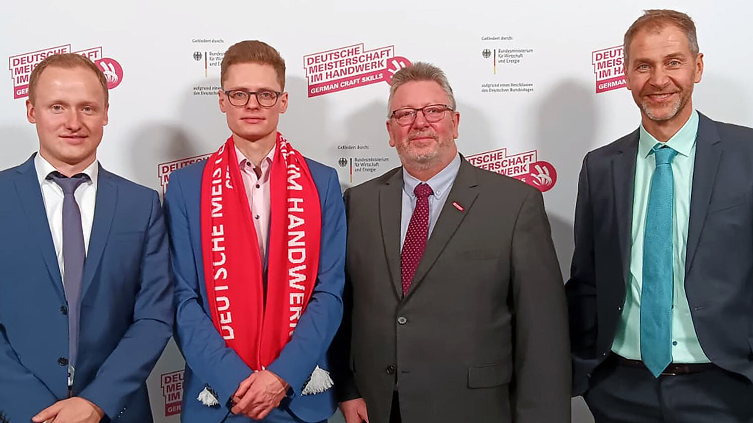DMH-Bundessieger David Giersbach gemeinsam mit HwK-Vizepräsident Michael Neuhaus sowie Christian Vogel und Philip Höhmann