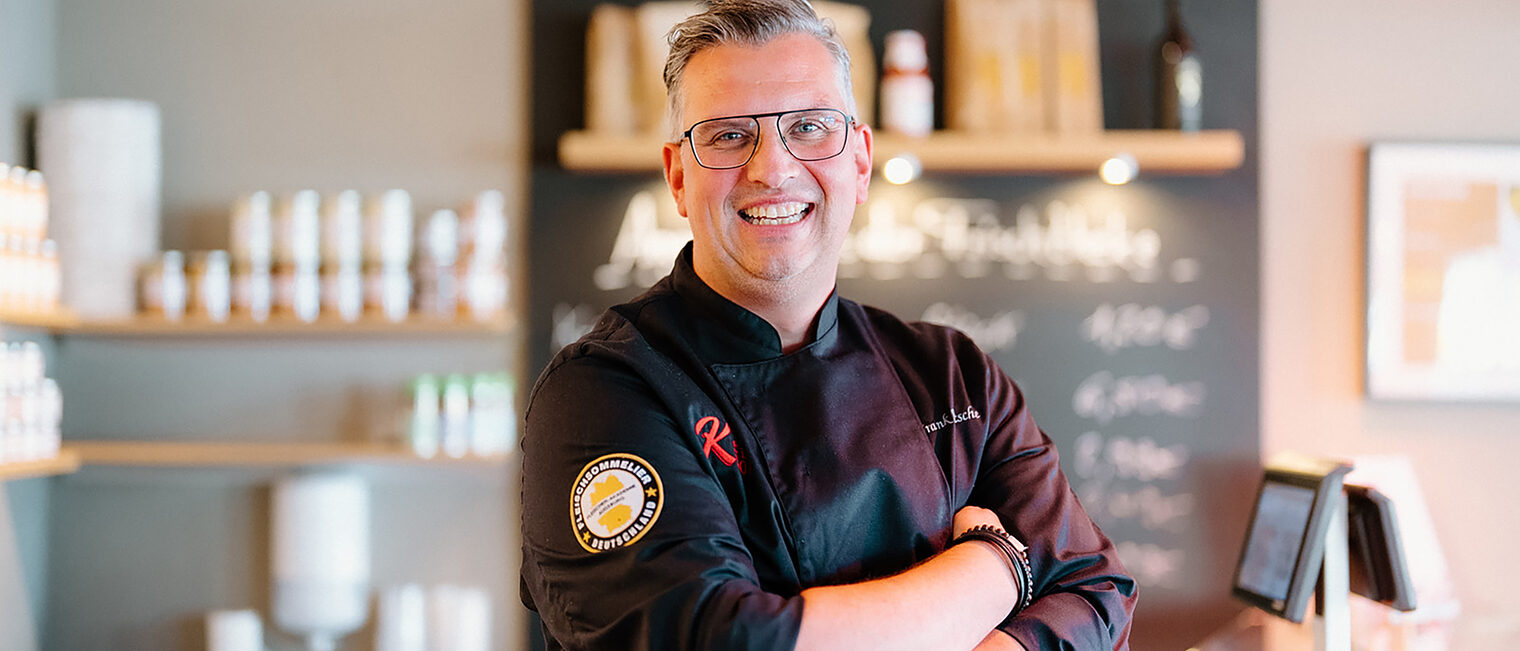 Fleischermeister Frank Kutsche in seiner Fleischerei. 