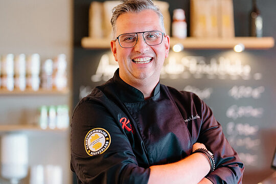 Fleischermeister Frank Kutsche in seiner Fleischerei. 