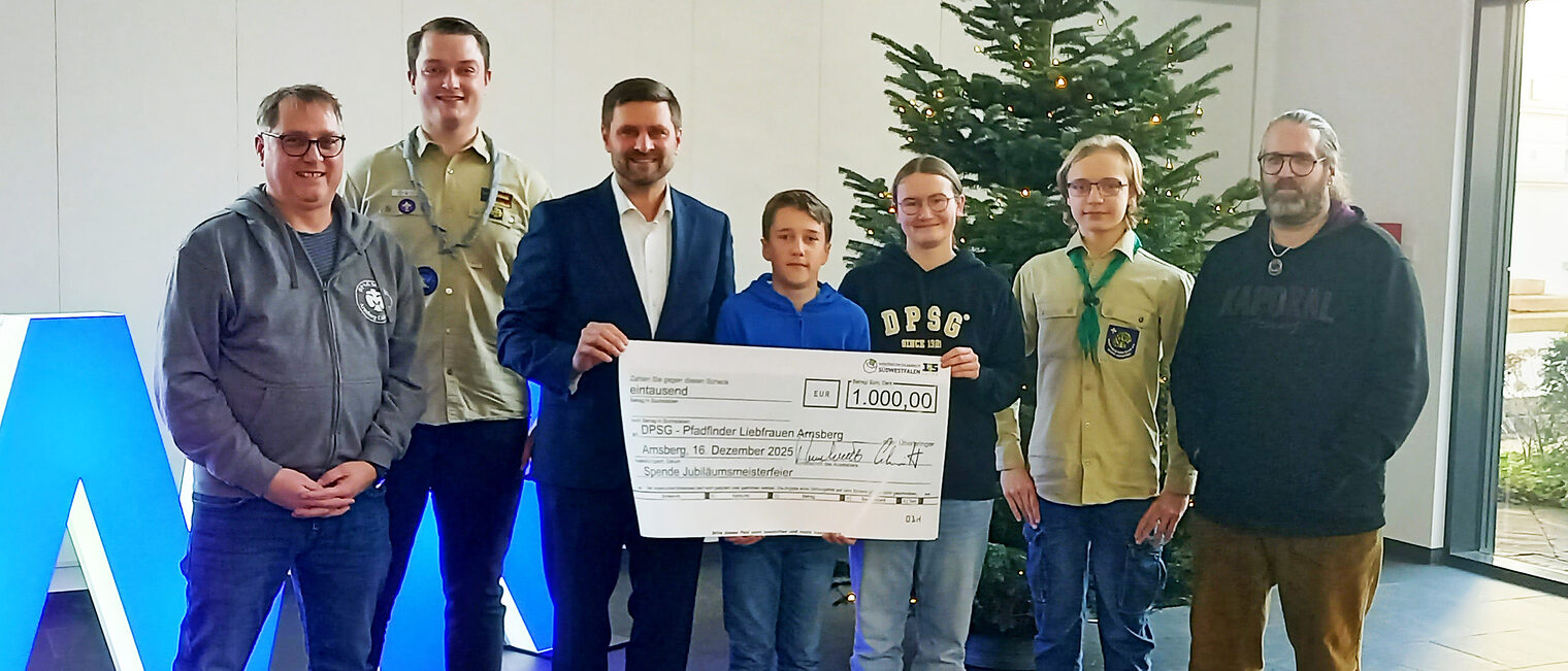 Gruppenfoto im Foyer der Handwerkskammer Südwestfalen bei der Spendenübergabe an die Arnsberger Pfadfinder.