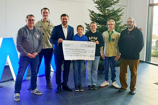 Gruppenfoto im Foyer der Handwerkskammer Südwestfalen bei der Spendenübergabe an die Arnsberger Pfadfinder.