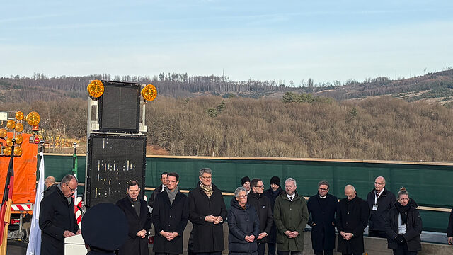 Gruppenbild von Politikern, Wirtschaftsvertretern und gesellschaftlichen Vertretern auf der neuen Rahmedetalbrücke.