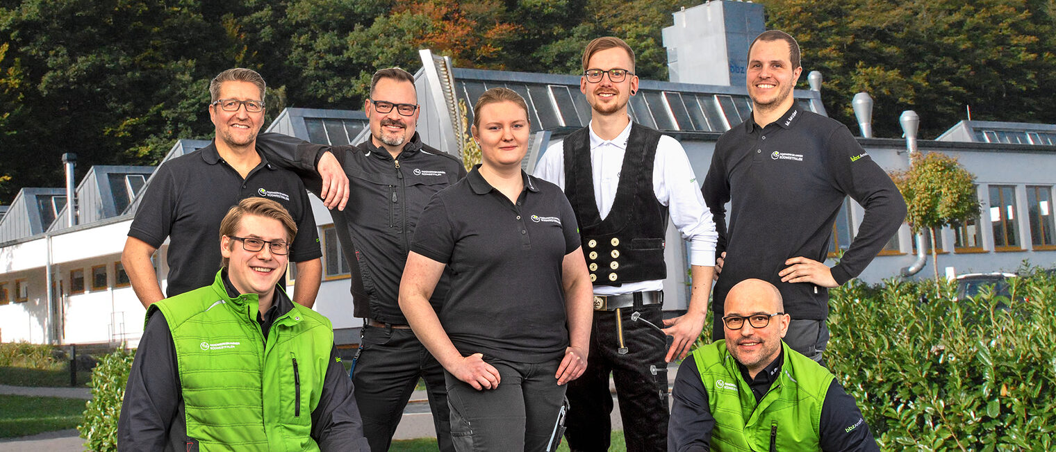 Sieben Ausbilder aus dem bbz Arnsberg auf dem Gelände des Berufsbildungszentrum.