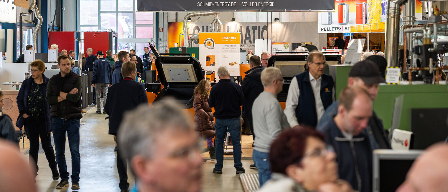 Bild von den Informationstagen am I.D.E.E. / Zentrum HOLZ im Jahr 2025. Viele Besucher in einer großen Messehalle.