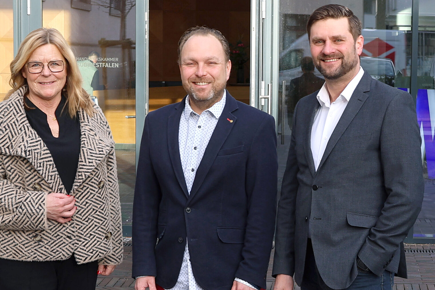 Gruppenfoto mit Christoph Neumann, DO IT Südwestfalen, sowie Hendrik Schmitt und Uta Neumeister von der Handwerkskammer.