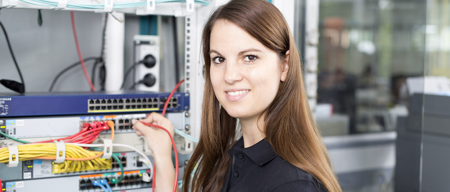 Eine Auszubildende im Beruf Informationselektronikerin bei der Arbeit.