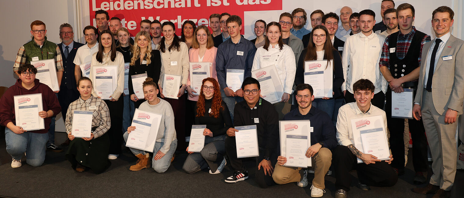 Gruppenbild der Siegerinnen und Sieger der Deutschen Meisterschaft im Handwerk aus Südwestfalen 2025.