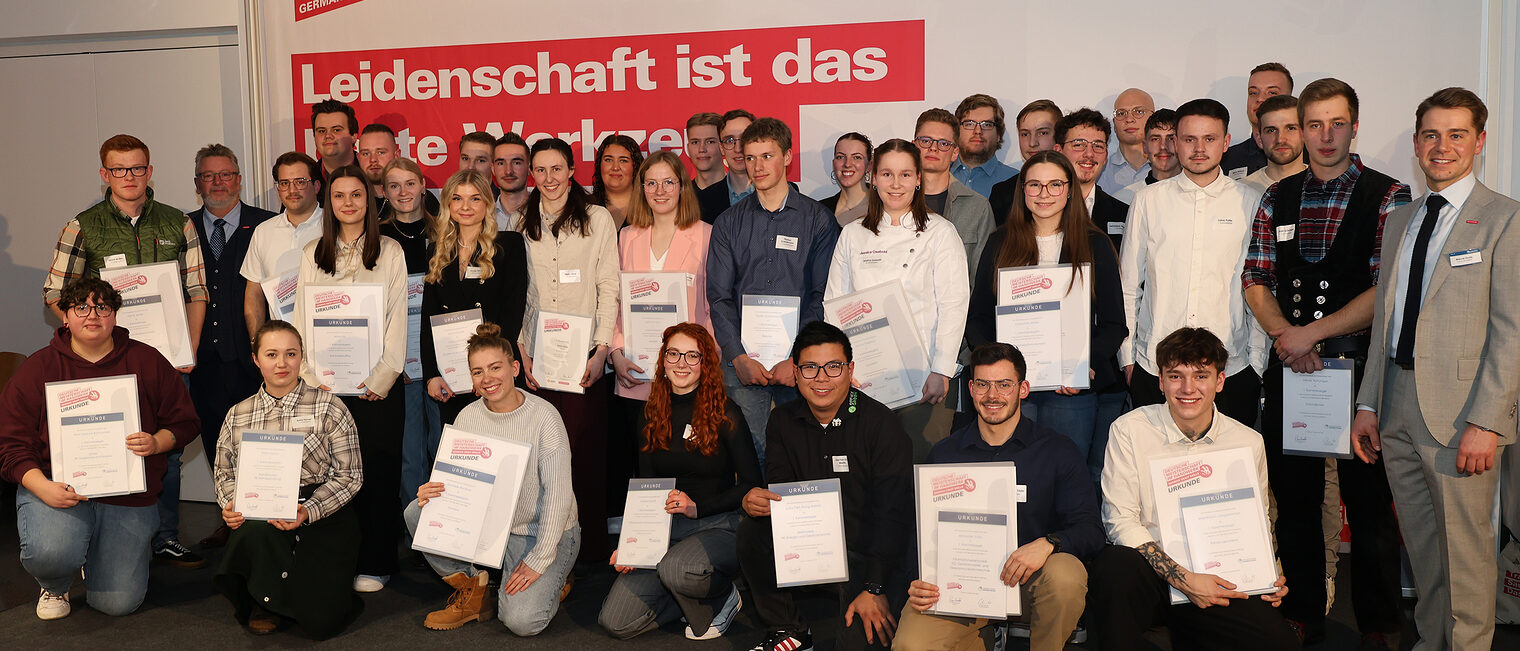 Gruppenbild der Siegerinnen und Sieger der Deutschen Meisterschaft im Handwerk aus Südwestfalen 2025.