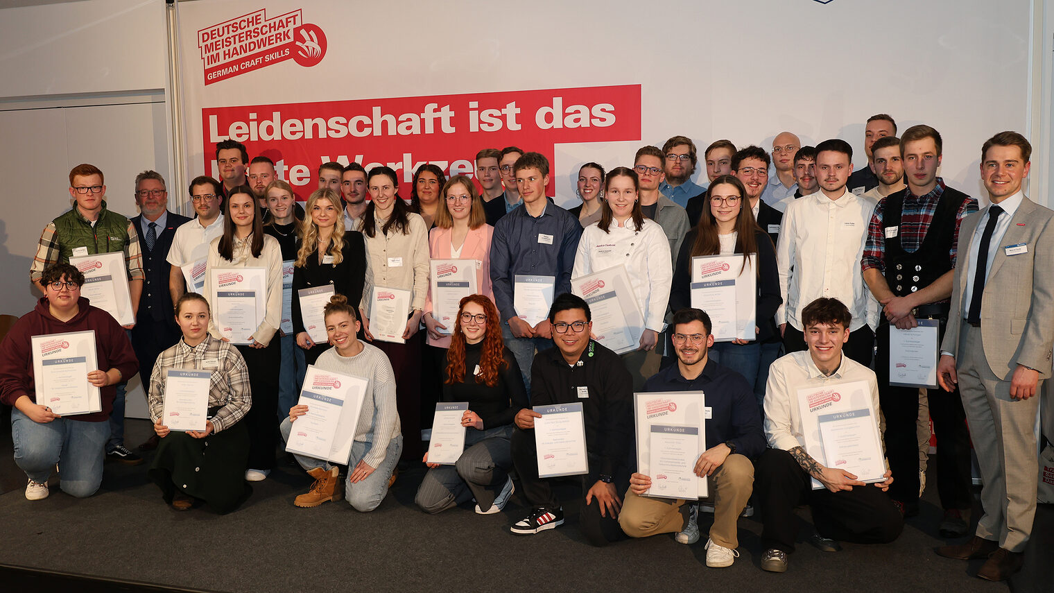 Gruppenbild der Siegerinnen und Sieger der Deutschen Meisterschaft im Handwerk aus Südwestfalen 2025.