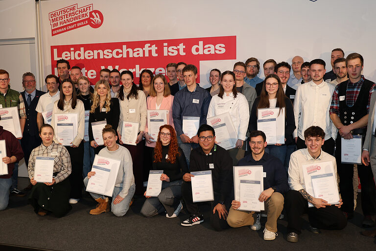 Gruppenbild der Siegerinnen und Sieger der Deutschen Meisterschaft im Handwerk aus Südwestfalen 2025.