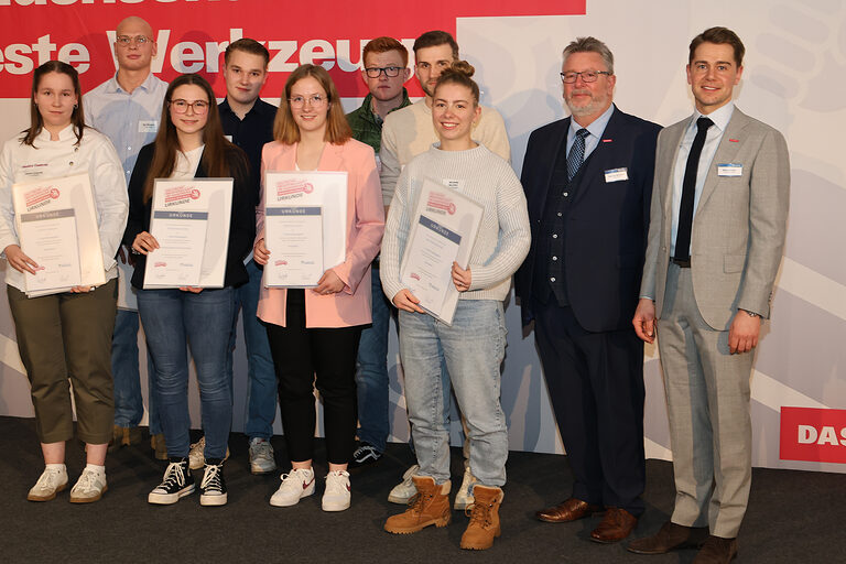 Gruppenbild der 3. Landessiegerinnen und Landessieger aus Südwestfalen bei der Deutschen Meisterschaft im Handwerk 2025.