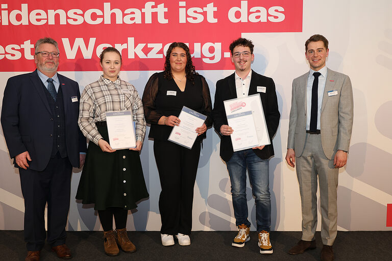Gruppenbild der 1. Landessiegerinnen und Landessieger aus Südwestfalen bei der Deutschen Meisterschaft im Handwerk 2025.