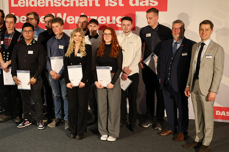 Gruppenbild der 1. Kammersiegerinnen und Kammersieger aus Südwestfalen bei der Deutschen Meisterschaft im Handwerk 2025.