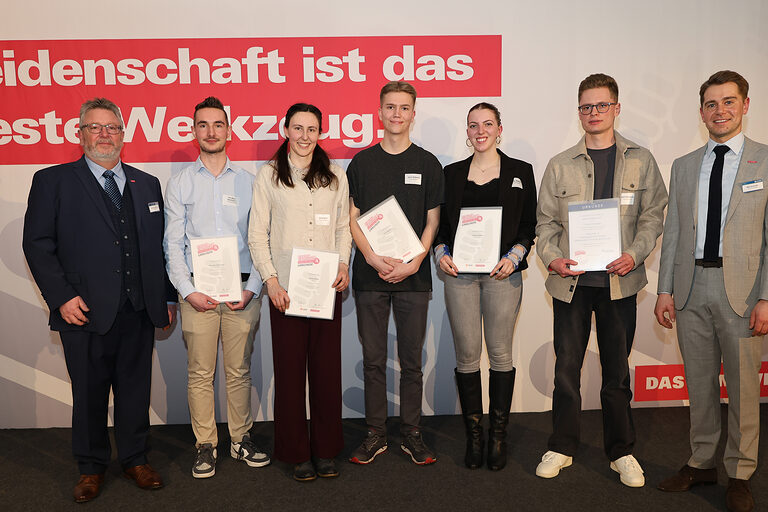 Gruppenbild der Bundessiegerinnen und Bundessieger aus Südwestfalen bei der Deutschen Meisterschaft im Handwerk 2025.