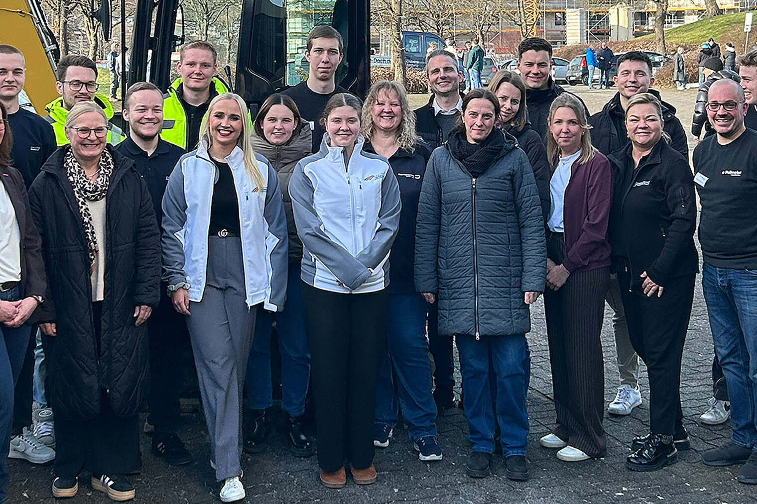 Gruppenbild mit neun Ausbildungsbetrieben und dem Team Fachkräftesicherung anlässlich Check das Handwerk in Meschede.