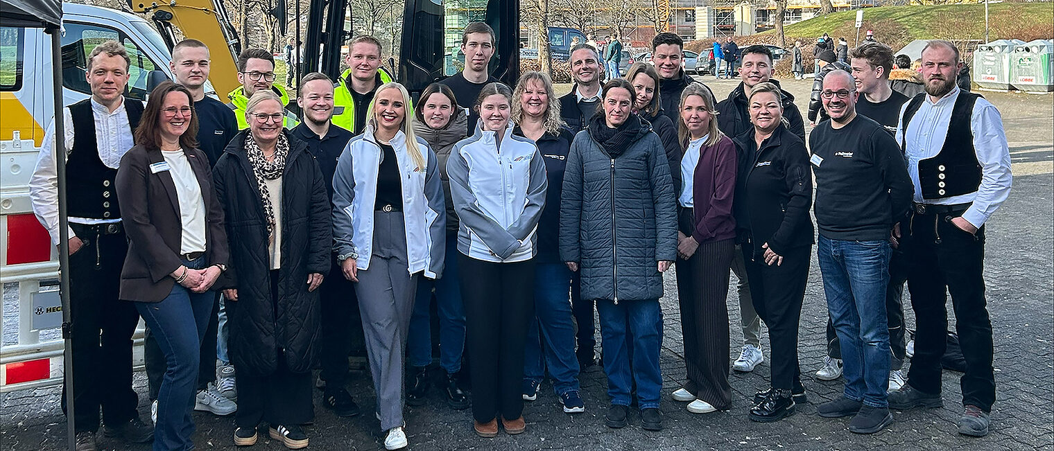 Gruppenbild mit neun Ausbildungsbetrieben und dem Team Fachkräftesicherung anlässlich Check das Handwerk in Meschede.