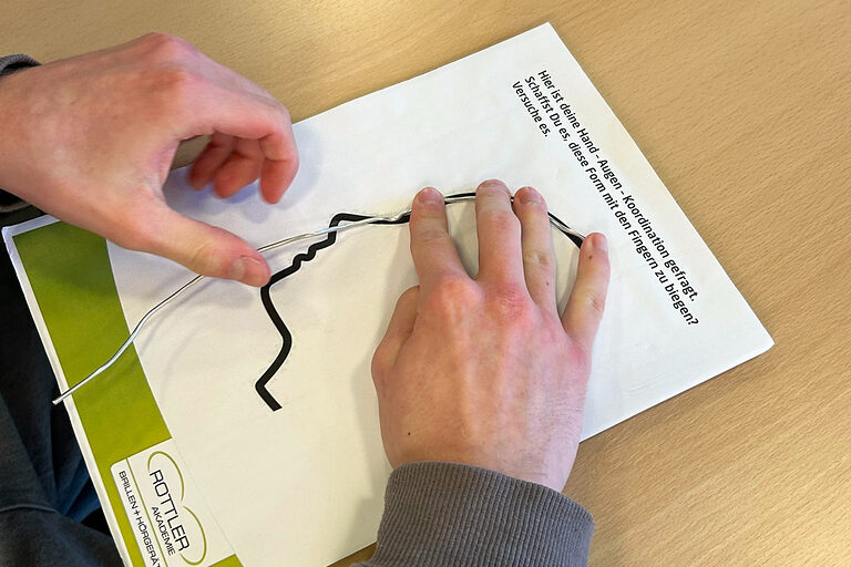 Bei der Station von Brillen Rottler ging es um Fingerfertigkeit und Geschick. 