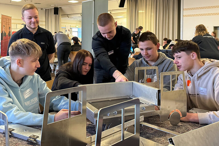 Auch Ewers Karosserie- und Fahrzeugbau gab den Jugendlichen Einblick in ihr Gewerk. 