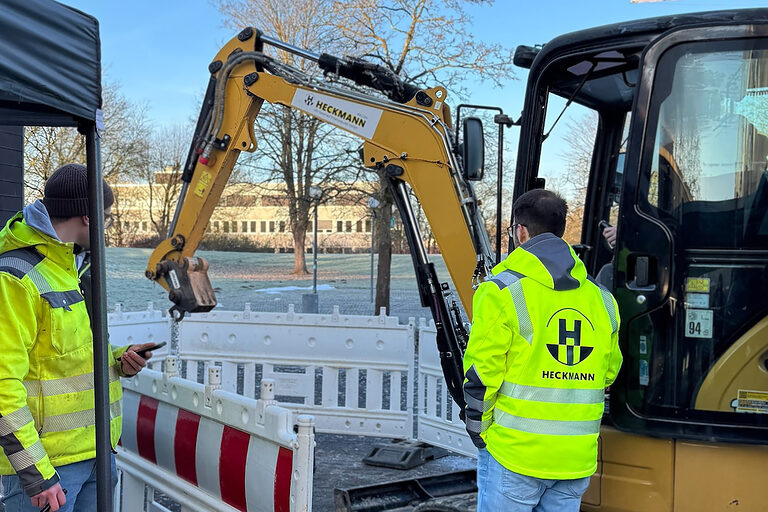 Am Stand von Heckmann Bau konnten die Jugendlichen auch einen Bagger bedienen. 