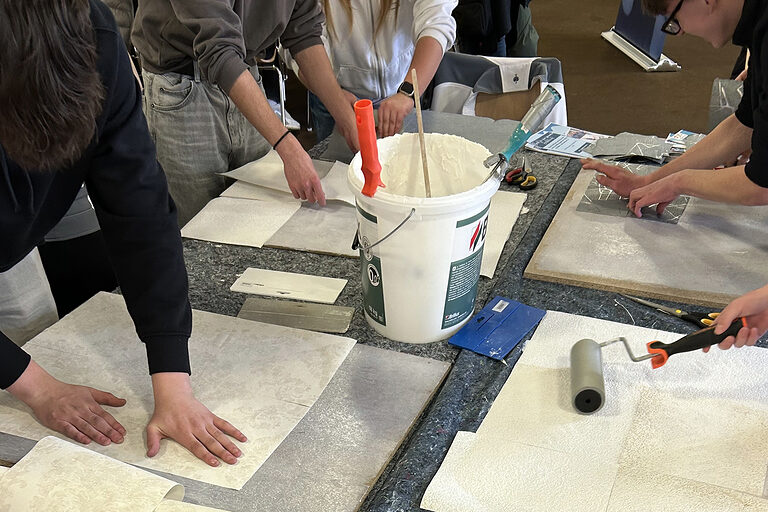 Tapezieren will gelernt sein. Wie das geht, wurde den Jugendlichen bei Check das Handwerk vom Malerbetrieb Wiese gezeigt.