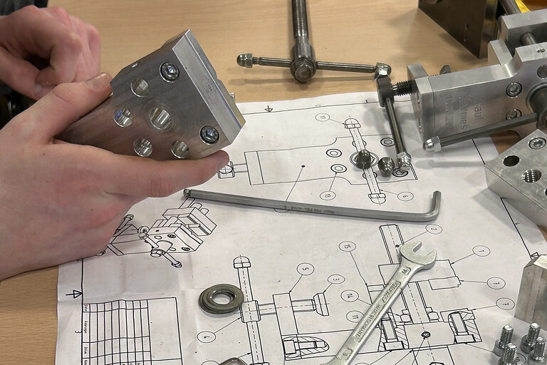 Bei Pollmeier Maschinenbau ging es um den Zusammenbau eines Schraubstocks.