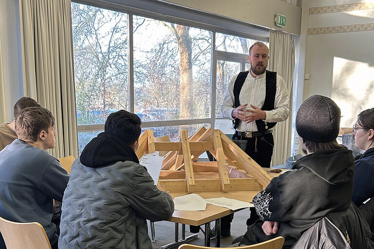 Wie sieht überhaupt ein Dachstuhl aus? Das und mehr erfuhren die Jugendlichen bei Check das Handwerk in Meschede.