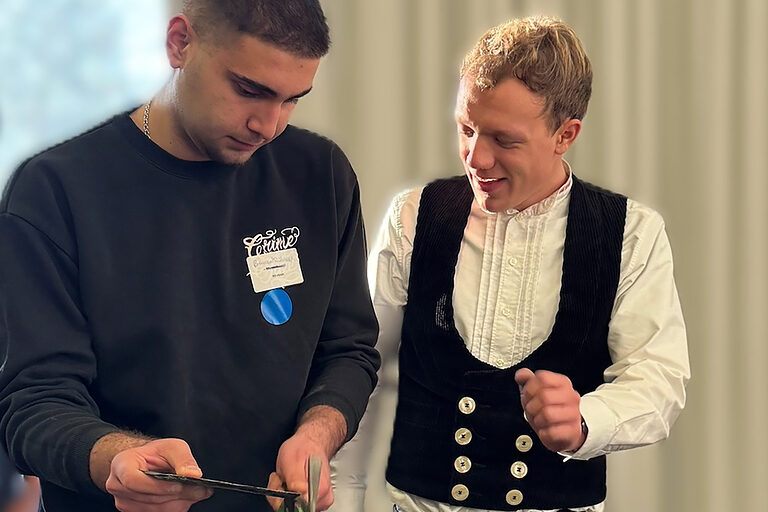 Bei Check das Handwerk konnten die Jugendlichen Schieferplatten mit dem Hammer bearbeiten.......................................