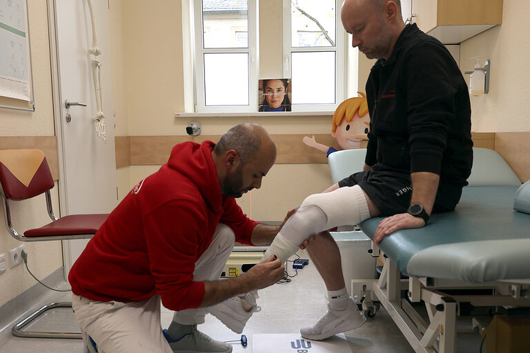 Orthopädietechniker Tojiddin Rahmov bei der Arbeit an einer Unterschenkelprothese.