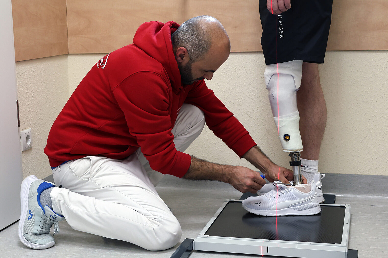Tojiddin Rahmov bei seiner Arbeit als Orthopädietechniker. Hier arbeitet er an einer Unterschenkelprothese eines Kunden.