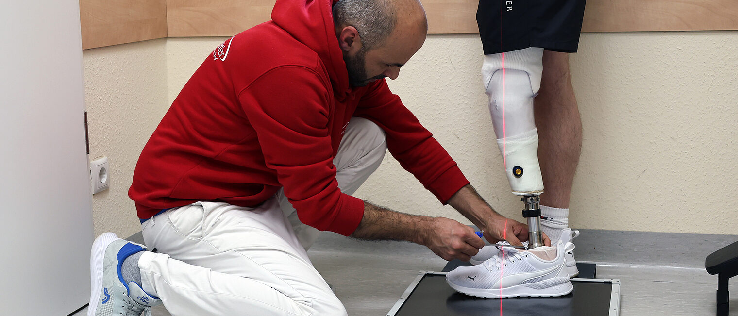 Tojiddin Rahmov bei seiner Arbeit als Orthopädietechniker. Hier arbeitet er an einer Unterschenkelprothese eines Kunden.