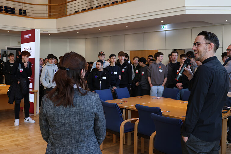 Begrüßung einer Gruppe von Schülerinnen und Schülern zur Veranstaltung "Check das Handwerk" im Kreishaus Olpe.
