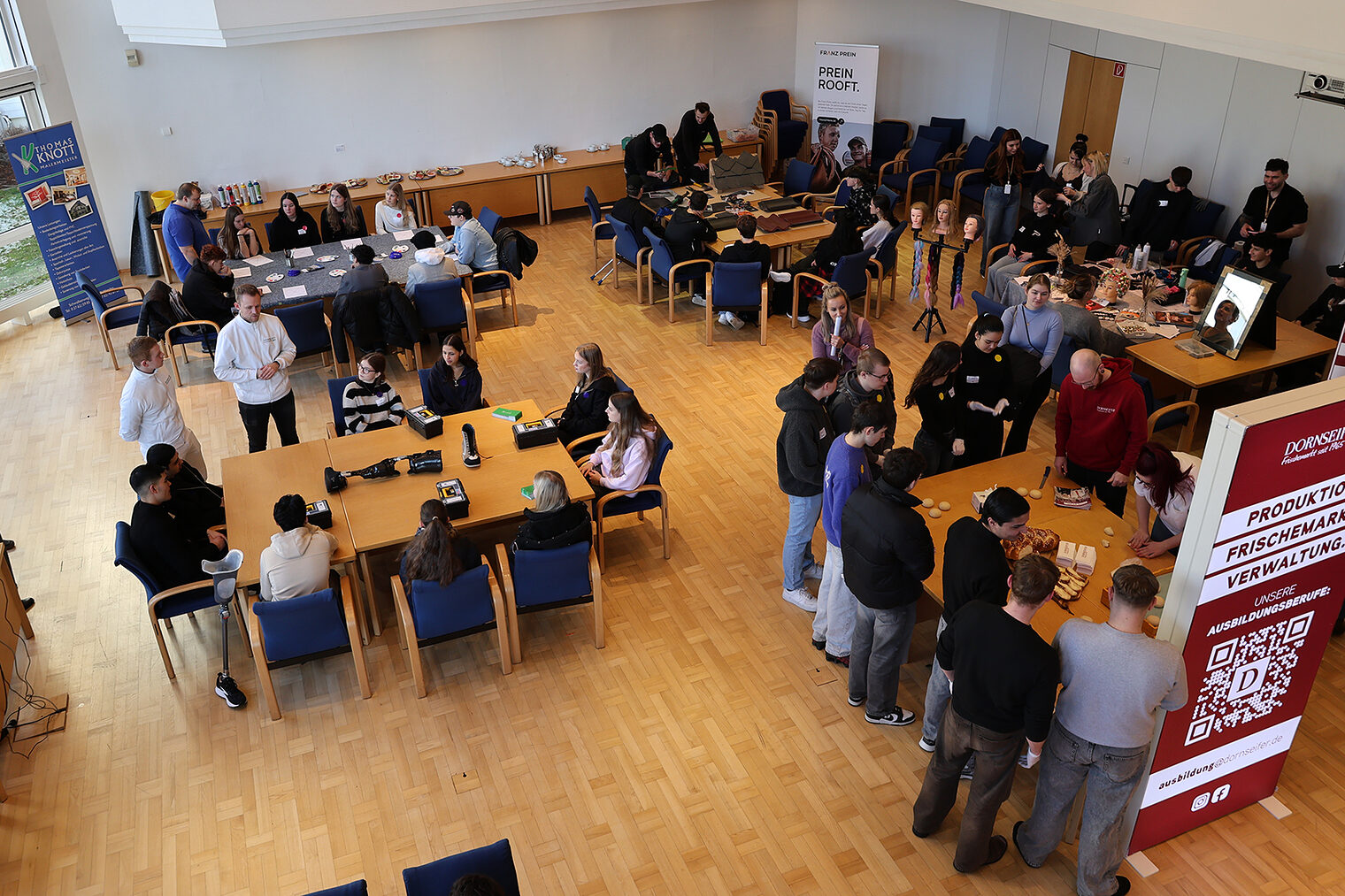 Ein Saal voller Schülerinnen und Schülern