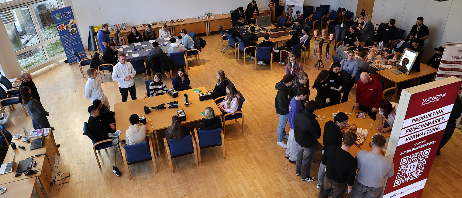 Ein Saal voller Schülerinnen und Schülern