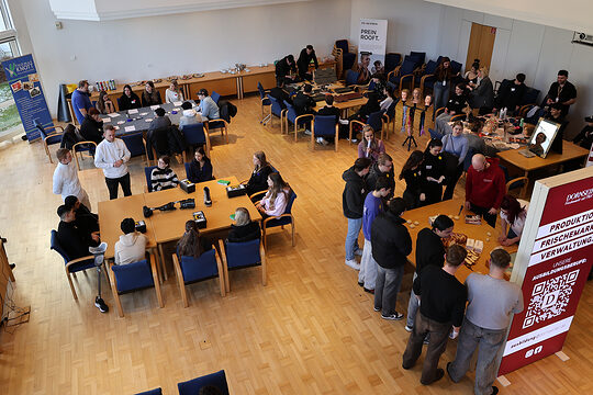 Ein Saal voller Schülerinnen und Schülern