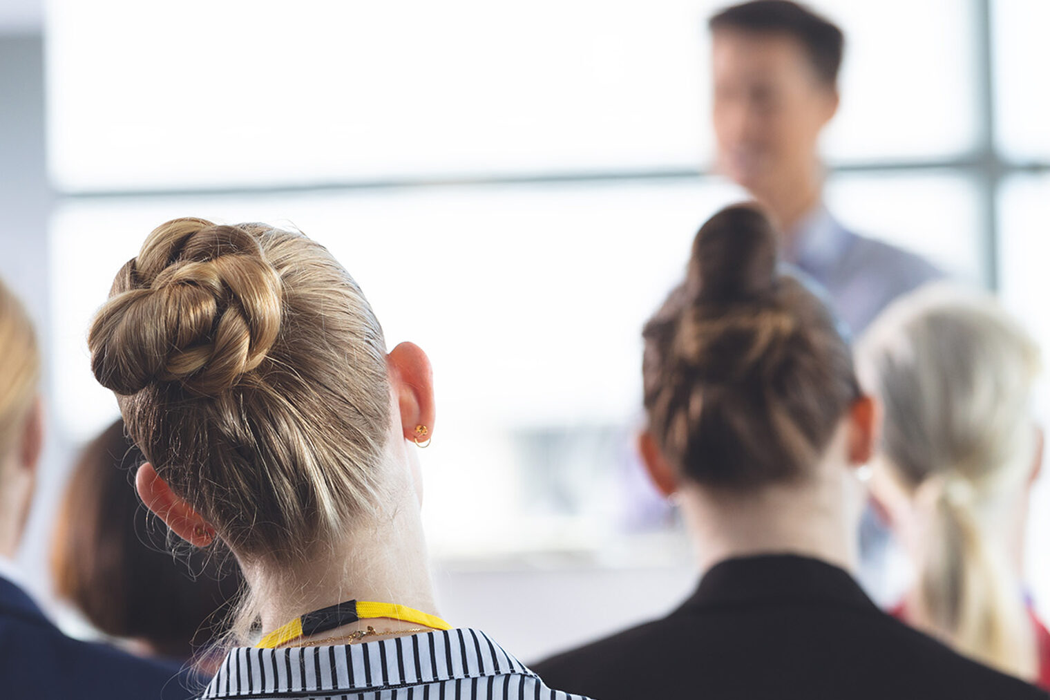 Seminarraum mit Teilnehmerinnen