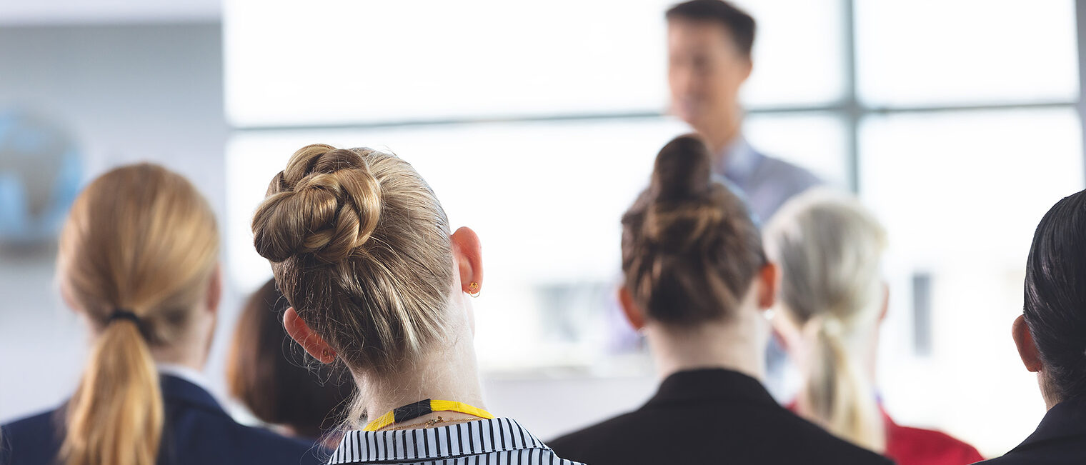 Seminarraum mit Teilnehmerinnen