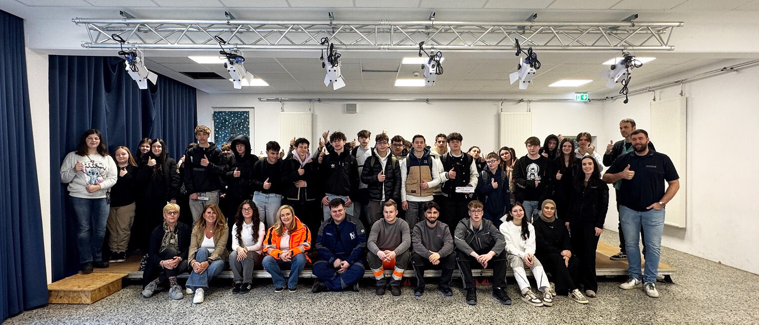 Gruppenfoto mit Veranstaltern und Vertretern der teilnehmenden Handwerksbetriebe