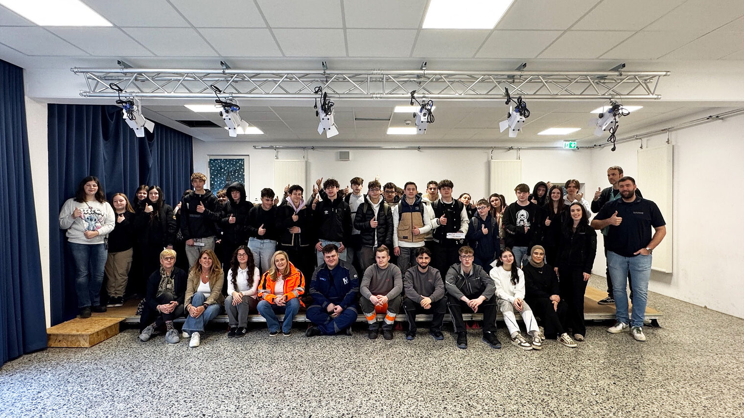Gruppenfoto mit Veranstaltern und Vertretern der teilnehmenden Handwerksbetriebe