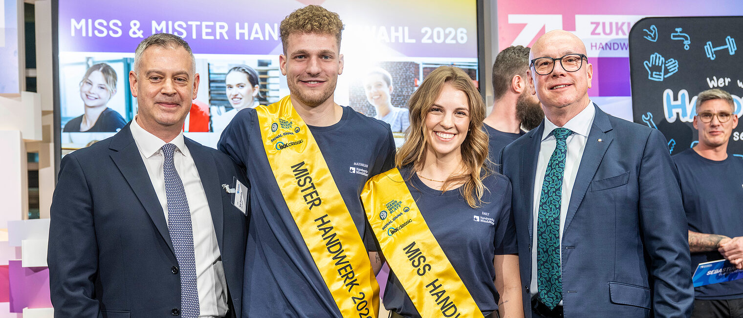 Gruppenbild bei der Siegerehrung von Miss und Mister Handwerk 2026 mit dem Gewinner und der Gewinnerin in der Mitte.
