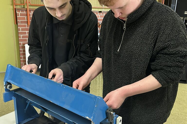 Zwei Schüler an einem Stand beim Handwerkstag an der Hauptschule Sundern.