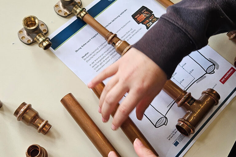 Nahaufnahme, wie jemand kleine Rohrleitungen zusammenbaut.