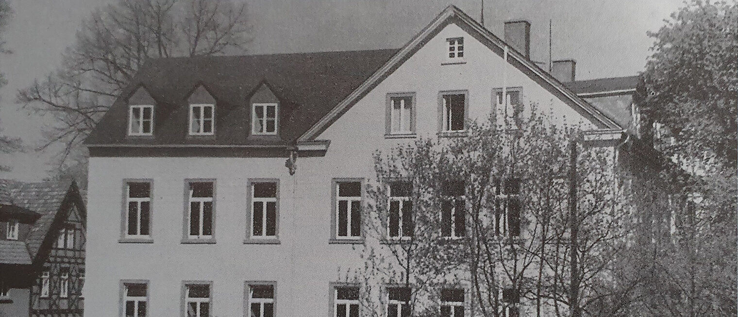 Ein schwarz-weißes Foto des Verwaltungsgebäude der Handwerkskammer Südwestfalen nach der Aufstockung des Seitenflügels 1952.
