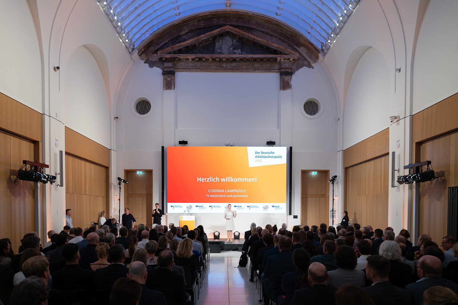 Ein großer Saal mit vollen Zuschauerplätzen bei der Verleihung des Deutschen Arbeitsschutzpreises.