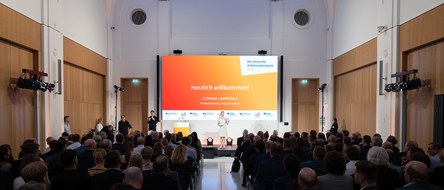 Ein großer Saal mit vollen Zuschauerplätzen bei der Verleihung des Deutschen Arbeitsschutzpreises.