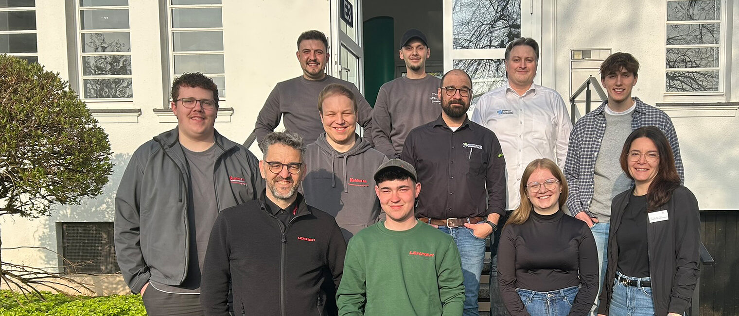 Gruppenfoto von Vertretern von Handwerksbetrieben beim Handwerkstag an der Realschule Attendorn.