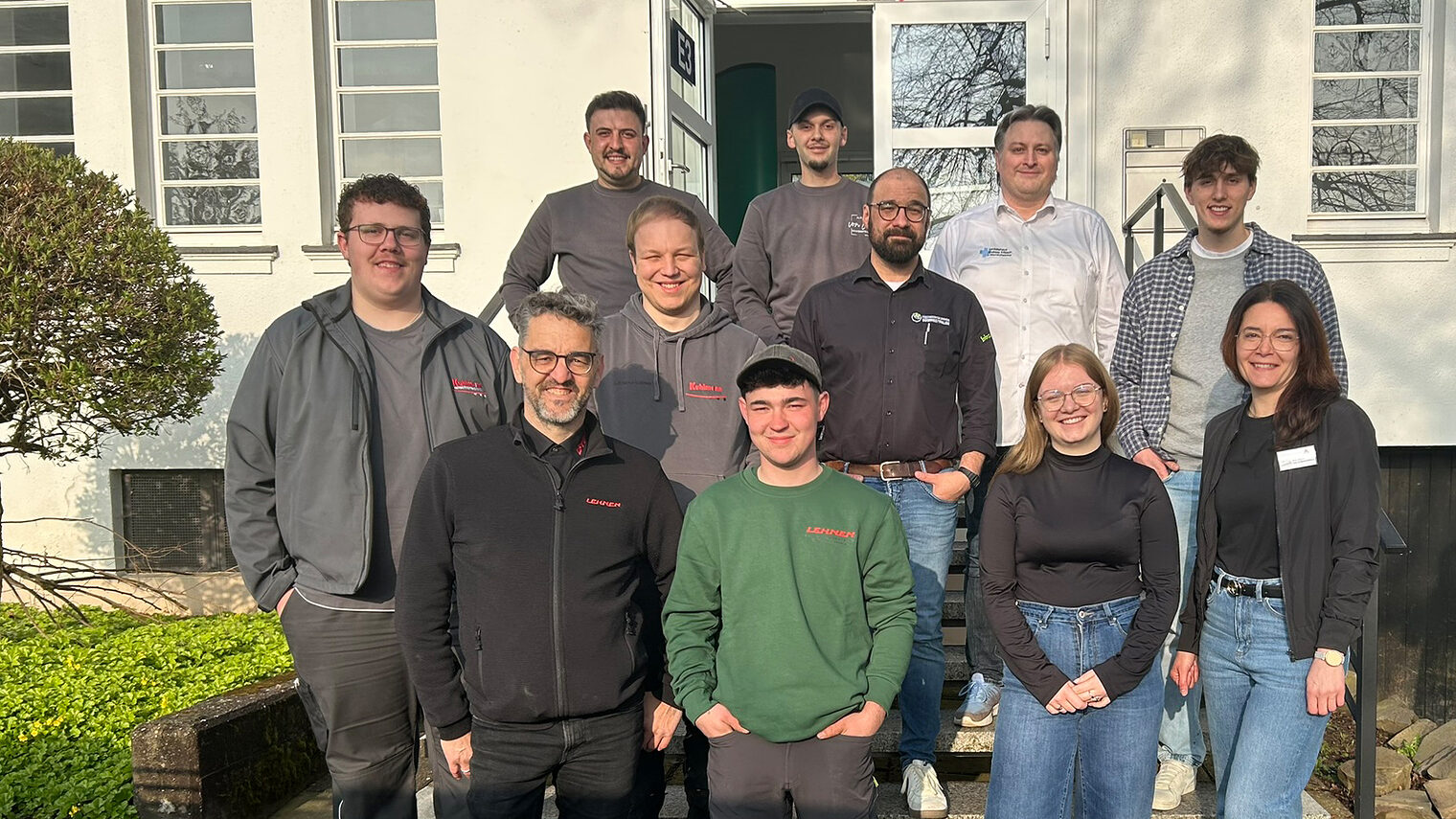 Gruppenfoto von Vertretern von Handwerksbetrieben beim Handwerkstag an der Realschule Attendorn.