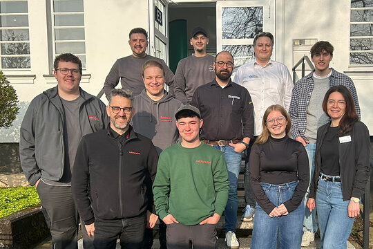 Gruppenfoto von Vertretern von Handwerksbetrieben beim Handwerkstag an der Realschule Attendorn.